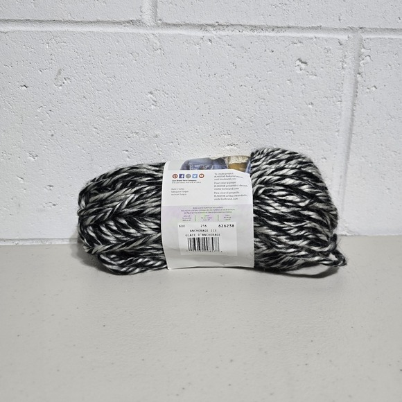Lion Brand Hometown 64 yds #6 Super Bulky Yarn ANCHORAGE ICE Skein 4oz - Picture 3 of 4